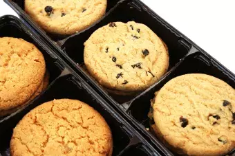 a tray full of different kids of cookies