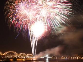 Fireworks show on the Mississippi River in front of the Centennial Bridge.