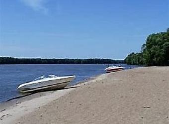 Boats anchored to shore at Buffalo Beach.