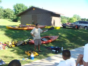 Instrutor demonstrating how to use a kayak paddle.